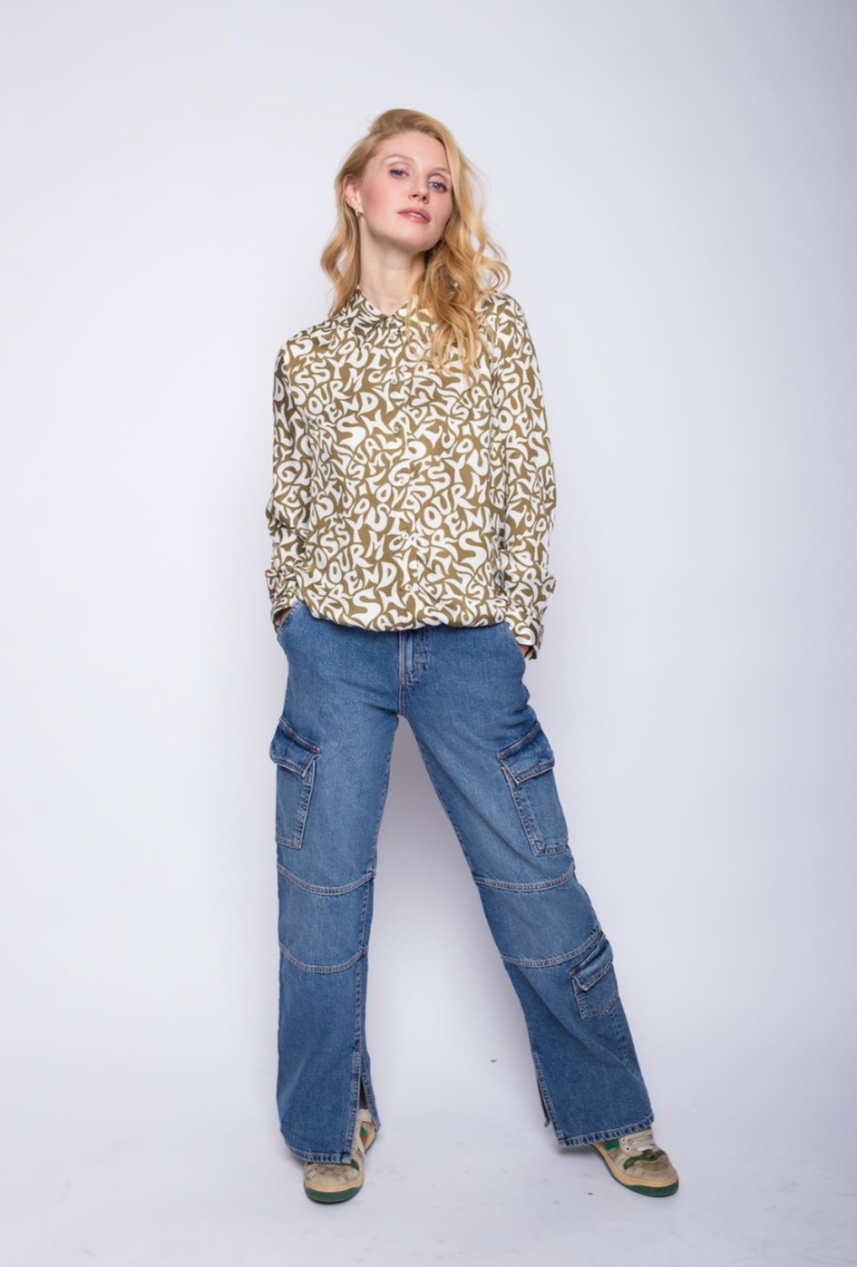 Emily van den Bergh: Coole Bluse khaki/white Letters Style 9011-154480