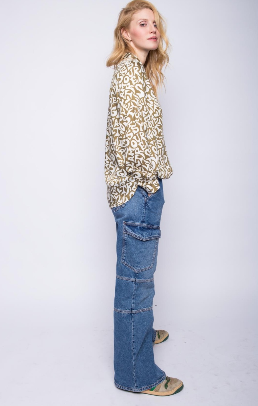 Emily van den Bergh: Coole Bluse khaki/white Letters Style 9011-154480 – Bild 3