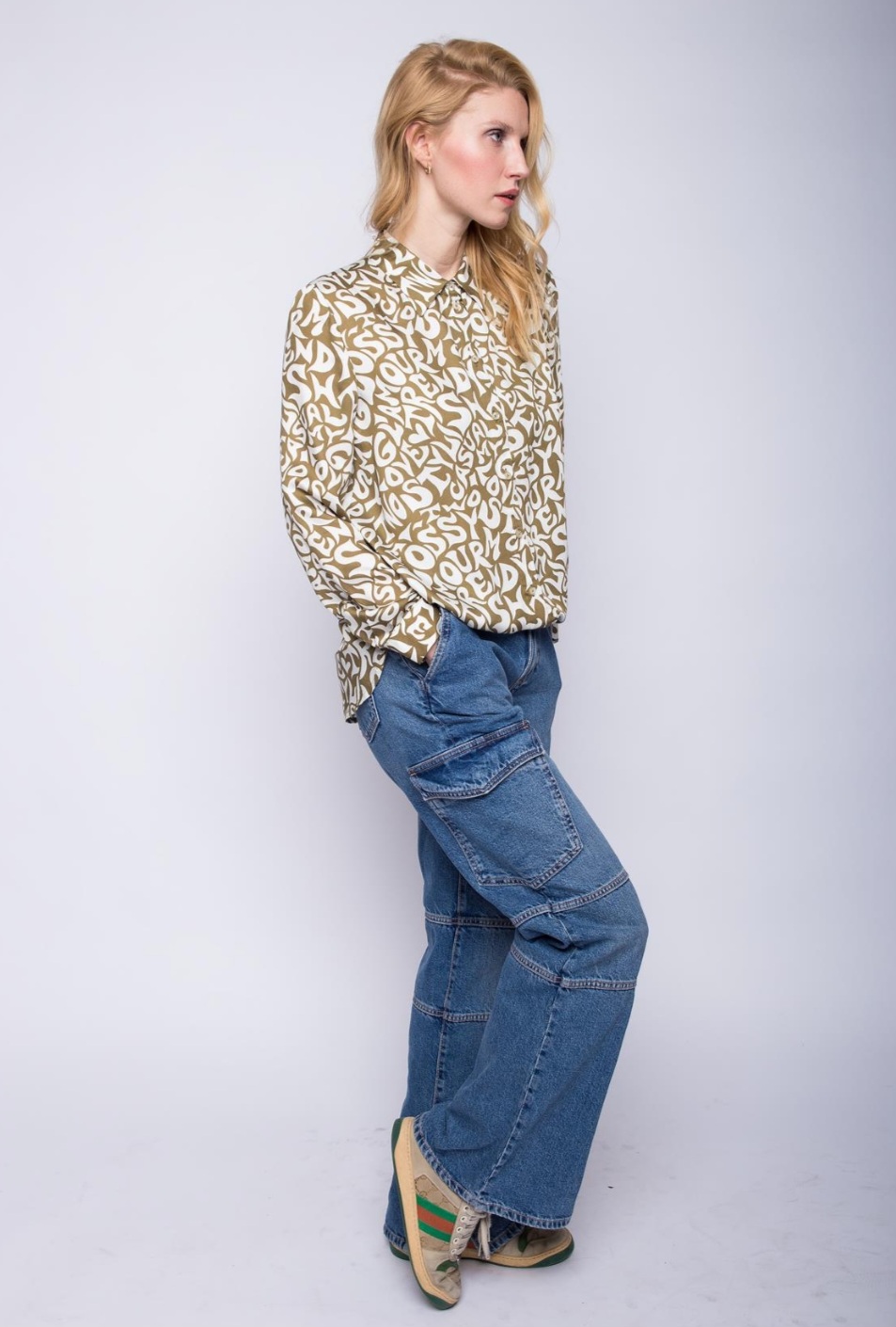 Emily van den Bergh: Coole Bluse khaki/white Letters Style 9011-154480 – Bild 2