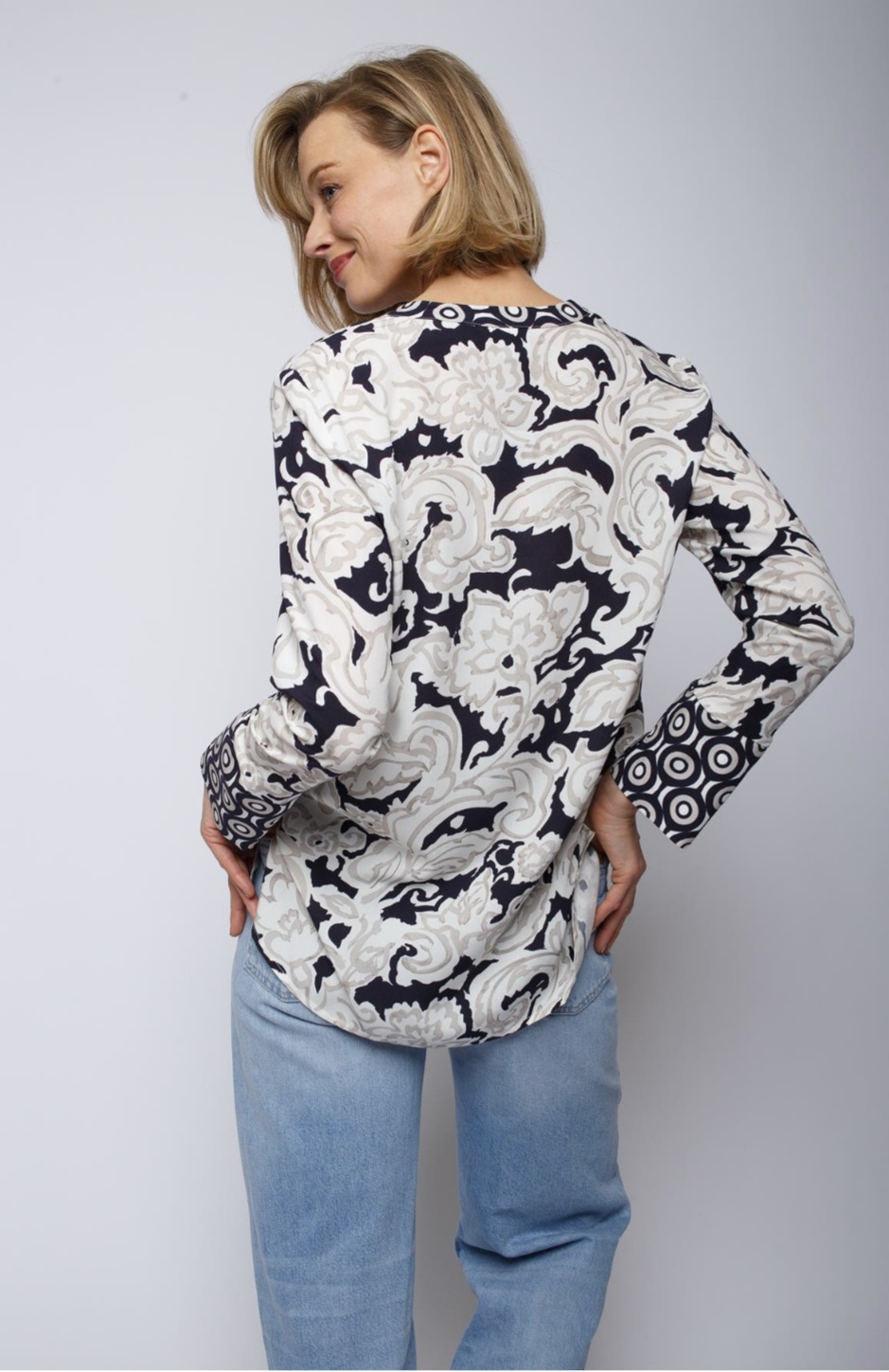 Emily van den Bergh: Süße Shirtbluse 8397-155900 in navy-taupe – Bild 3