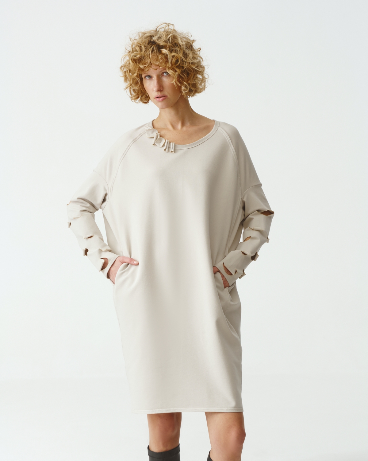 KEDZIOREK: Ausgefallenes Kleid in der Farbe stone 5131 – Bild 2