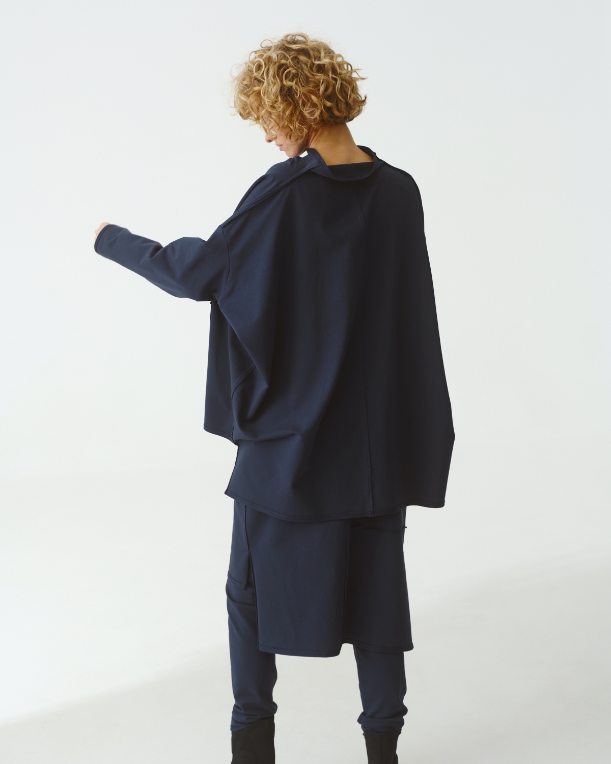 KEDZIOREK: Ausgefallenes Shirt in der Farbe black und stone 5132 – Bild 2