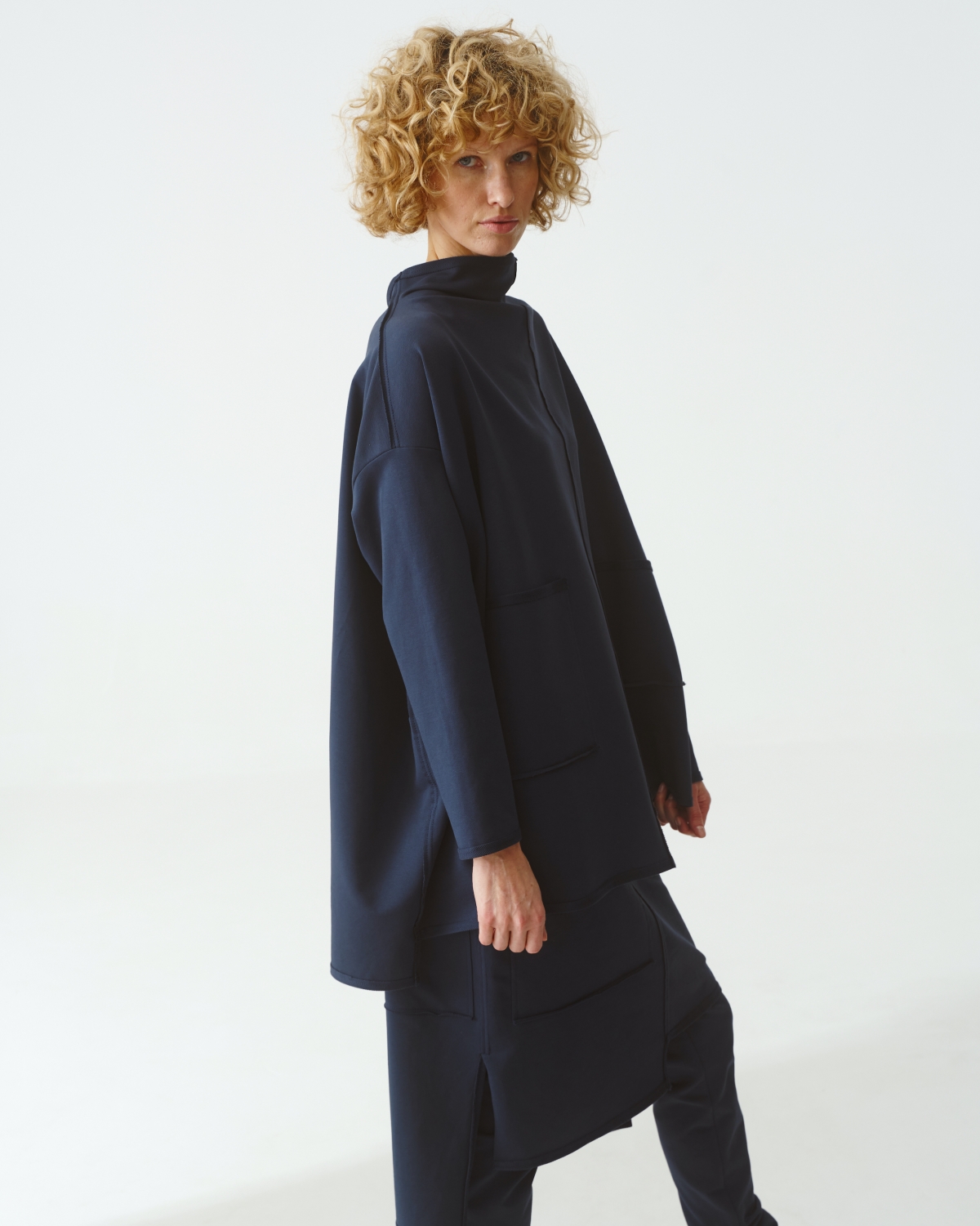 KEDZIOREK: Ausgefallenes Shirt in der Farbe black und stone 5132